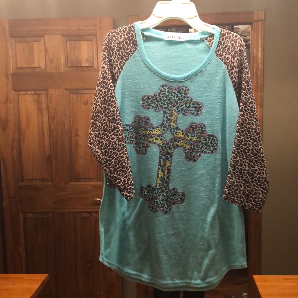 3/4 sleeve teal and leopard print shirt